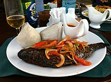 Archivo:Grilled tilapia with banku