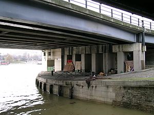 Archivo:Habitat sous un pont parisien