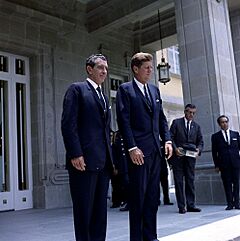 Archivo:JFKWHP-KN-C22666-P