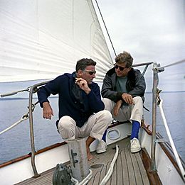 Archivo:JFKWHP-KN-C23203-President John F Kennedy and Peter Lawford Aboard the Yacht Manitou