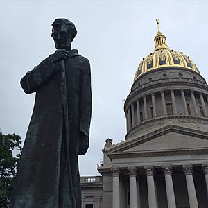 Archivo:Lincoln at WV Capitol