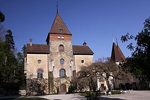 Archivo:Münchenwiler Castle Apr 2011