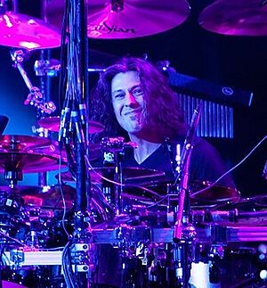 Archivo:Mike Mangini at Moscow 12 Jul 2011 (cropped)