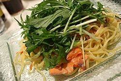 Archivo:Mizuna and pasta and salmon