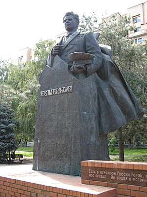 Archivo:Monument to Vasili Chuikov in Volgograd 002