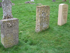 Archivo:Nancy, Unity and Diana Mitford gravestones (Nancy)