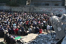Archivo:Praying in Defiance - Flickr - Al Jazeera English