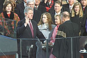 Archivo:President Bill Clinton is sworn in by Chief Justice William H. Rehnquist