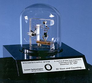 Archivo:Replica-of-first-transistor