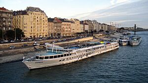Archivo:River cruise ships on the Danube in Budapest