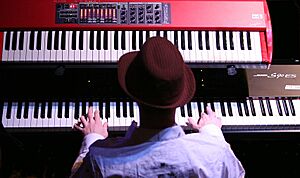 Archivo:Ronnie Baker Brooks on Yamaha S90 ES & Nord Electro 73 - 2007-12-15 (photo by Bengt Nyman)