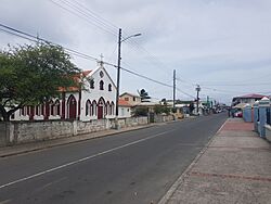 Rue de Vieux-Fort et église anglicane St-Paul (Sainte-Lucie).jpg
