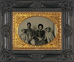 Archivo:Sgt. Samuel Smith, African American soldier in Union uniform with wife and two daughters