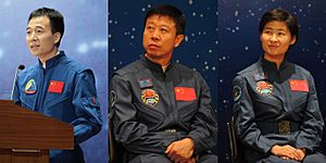 Archivo:Shenzhou 9 crew