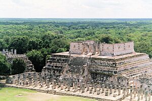 Archivo:Temple of the warriors chichen itza