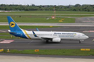 Archivo:UR-PSY Boeing 737-800 Ukraine International DUS 2018-04-28 (10) (40273513240)
