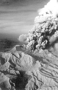 Archivo:Vertical eruption at Pinatubo, 1991