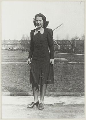 Archivo:Verzetstrijdster Hannie Schaft in de Van Dortstraat