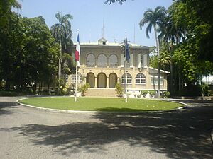 Archivo:AmbassadedeFranceenHaïti