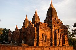 Archivo:Bagan, Hpaya-thon-zu-Group