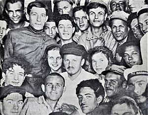 Archivo:Bukharin with news reporters