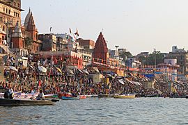 Ceremonia al amanecer. Varanassi. Ciudad Sagrada. Rio Ganges