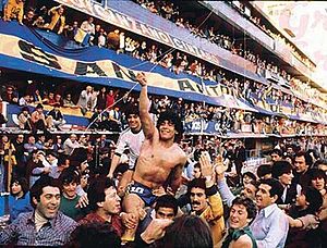 Archivo:Diego Maradona celebrando la obtención del Torneo Metropolitano de 1981