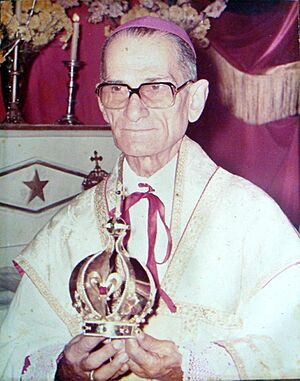 Archivo:Dom Mayer em cerimônia de coroação da Virgem Maria