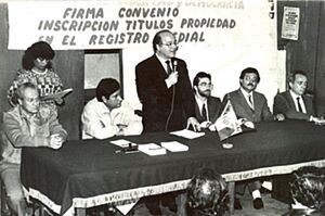 Archivo:Firma de convenio titulo de propiedad Hernando de Soto