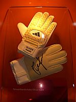 Archivo:Football-gloves Oliver Kahn
