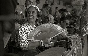 Archivo:Francisco Franco y su esposa, Carmen Polo, en la plaza de toros 'El Txofre', en una corrida de la feria de abono de Semana Grande (2 de 5) - Fondo Car-Kutxa Fototeka