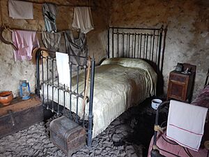 Archivo:GUINEA, EL HIERRO (4)