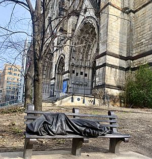 Archivo:Homeless Jesus Statue at St. John The Devine Church NYC