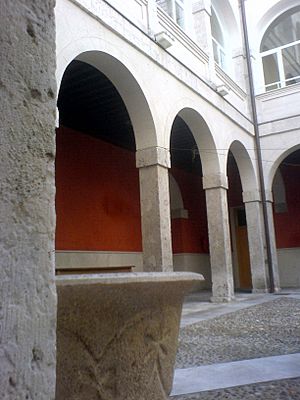 Archivo:Interior del patio del palacio de los Villagómez (Valladolid)