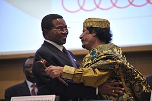 Archivo:Jakaya Kikwete and Muammar al-Gaddafi, 12th AU Summit, 090202-N-0506A-678