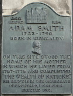 Archivo:Kirkcaldy High Street Adam Smith Plaque