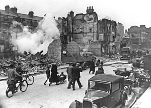 Archivo:LondonBombedWWII full