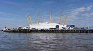 Archivo:London MMB «R8 Millennium Dome
