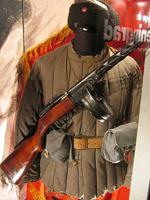 Archivo:Mémorial uniforme soviétique WWII