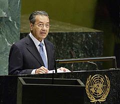 Archivo:Mahathir Mohamad addressing the United Nations General Assembly (September 25 2003)