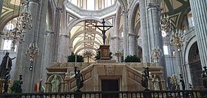 Archivo:Main altar - Catedral de Cd de Mexico - Mexico 2024
