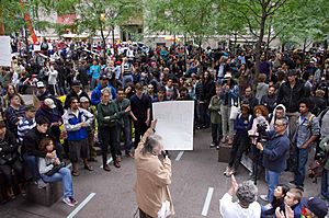 Archivo:Occupy Wall Street Crowd 2011 Shankbone