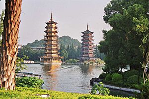 Archivo:Pagodas en el lago Shanhu guilin