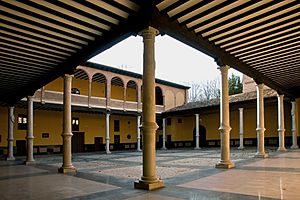 Archivo:Patio palacio Eguaras
