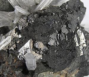 Archivo:Quartz-Sphalerite-Chalcopyrite-130112