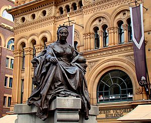 Archivo:Queen-Victoria-Statue-Outside-QV-Building