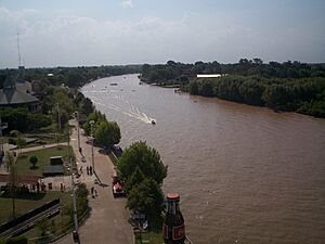 Archivo:Río Luján, a su paso por el Parque de la Costa (Tigre)