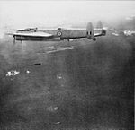 Avión bombardero australiano Avro Lincoln bombardeando objetivos comunistas en la jungla malaya. Alrededor de 1950