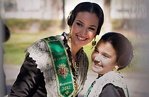 Archivo:Reina mayor y mini-reina (6999667299)