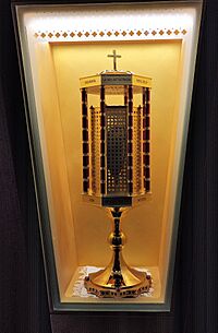 Archivo:Reliquary with blood of Carlo Acutis